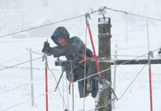 寒冷地带的高空电力检修更不可缺少防坠器的保护